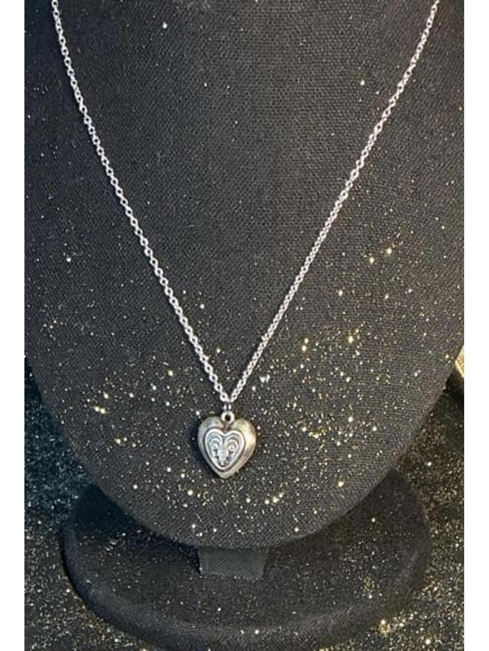 Heart necklace vintage Sterling silver 18” chain (new chain) super pretty